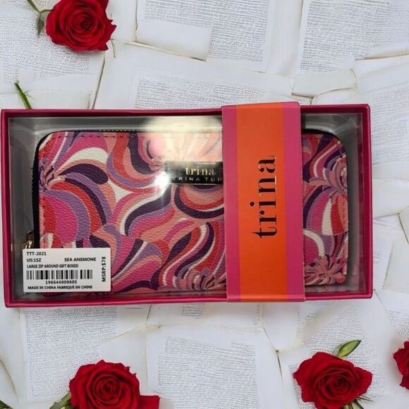 Trina Turk Clutch Purse NWT 70's Feel Vegan Leather MSRP $78 - Picture 3 of 3